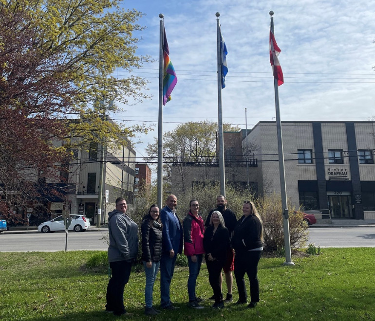 Journée internationale contre l’homophobie et la transphobie : la Ville de Rimouski hisse le drapeau arc-en-ciel