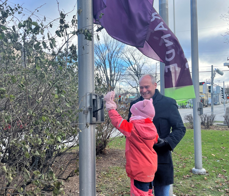 Rimouski souligne la Grande semaine des tout-petits  par un lever de drapeau